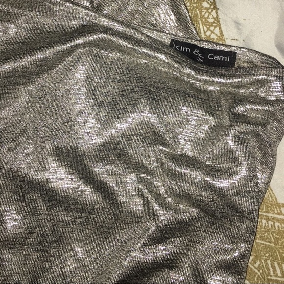 3X Kim and Cami Metallic Off-the-Shoulder Top - Picture 4 of 8